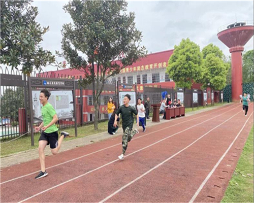 山东济南戒网瘾学校举行田径比赛帮助学生们放松身心