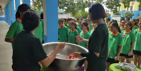 山东青少年成长特训学校学员训练后吃西瓜消暑